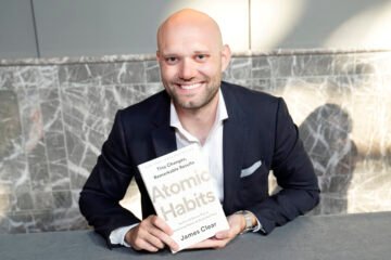 Cover of James Clear's book Atomic Habits, highlighting its title and tagline, 'An Easy & Proven Way to Build Good Habits & Break Bad Ones,' surrounded by glowing reviews and achievements.